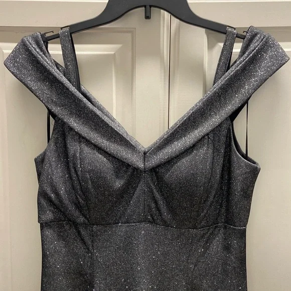 Gorgeous R&M RICHARDS evening gown, size 8. Worn once, in like-new condition. - Picture 5 of 13